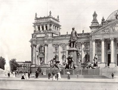 Figure 1: Bismarck-Nationaldenkmal in front of the Reichstag in the 1900s.