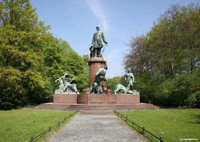 Figure 3: Front view of the Bismarck-Nationaldenkmal.
